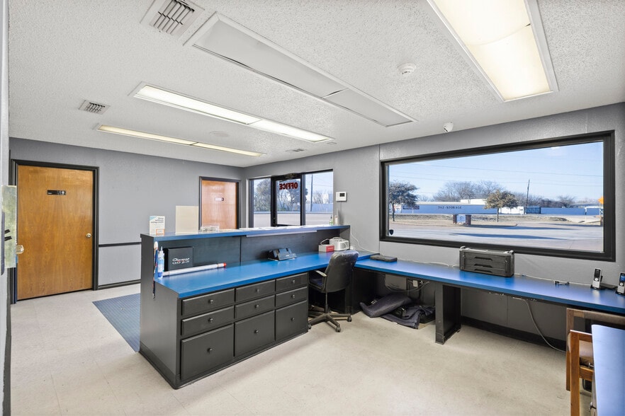 More Photos Of 502 N State Highway 342, Red Oak Industrial For Sale