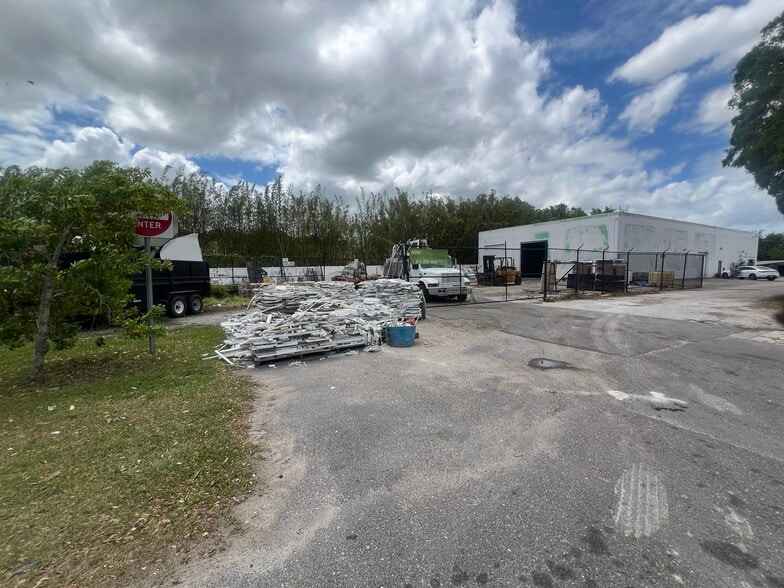 More Photos Of 7704 W Hillsborough Ave, Tampa Warehouse For Lease