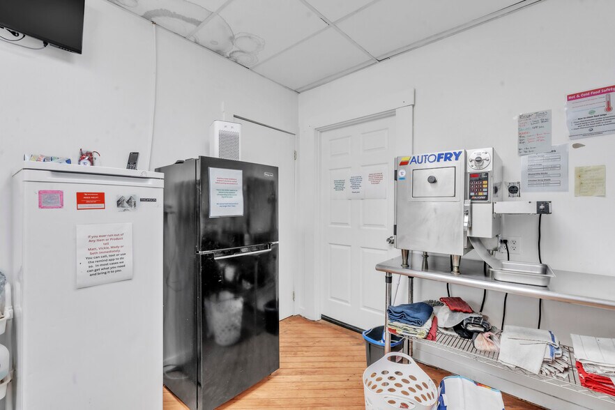 More Photos Of 118 E Main St, Albion Flex For Sale