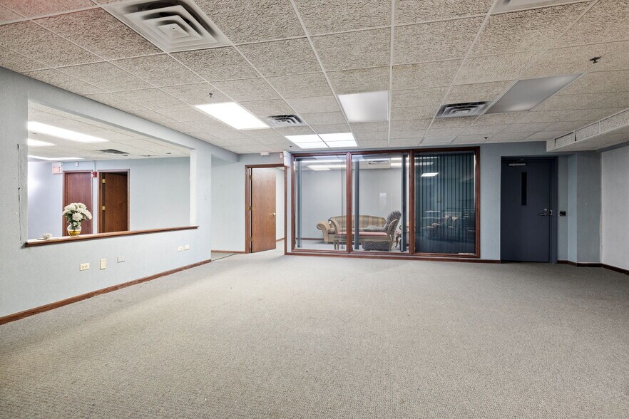 More Photos Of 5601 W 120th St, Alsip Light Distribution For Sale