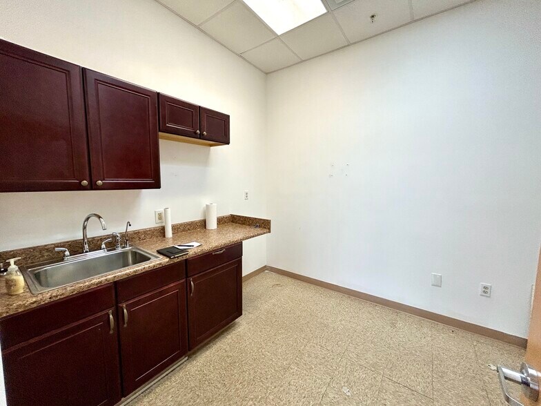 More Photos Of 5045 Fruitville Rd, Sarasota General Retail For Lease