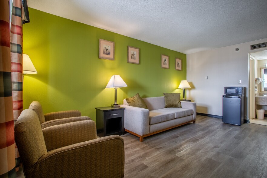 More Photos Of 6910 27th St, Moline Hotel For Sale