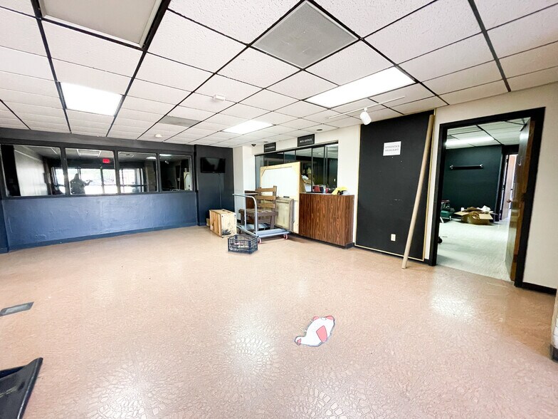 More Photos Of 3101 35th St, Lubbock Health Club For Sale