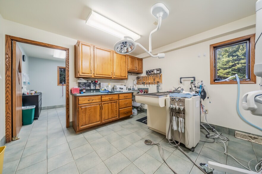 More Photos Of 645 Hawthorne Dr, Omro Veterinarian Kennel For Sale