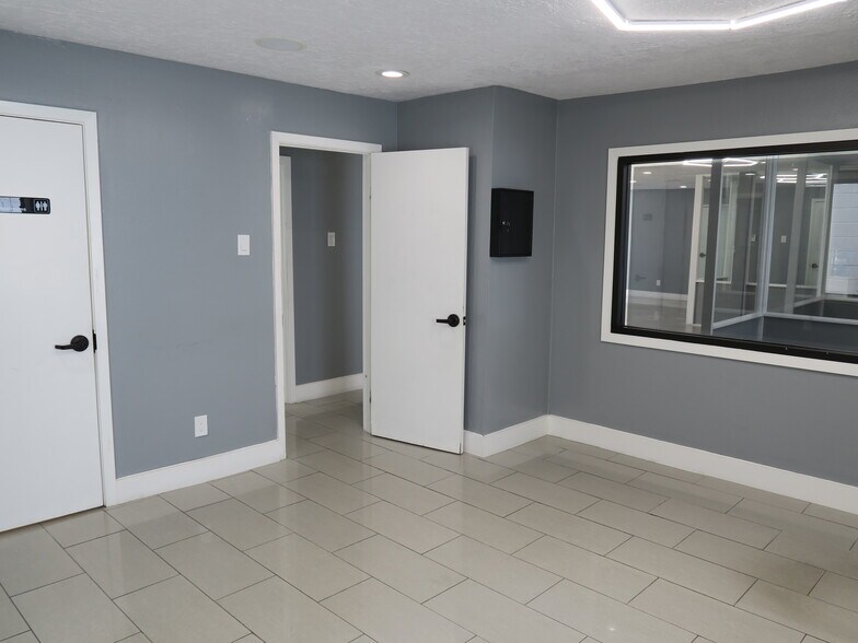 More Photos Of 5638 Star Ln, Houston Auto Dealership For Lease