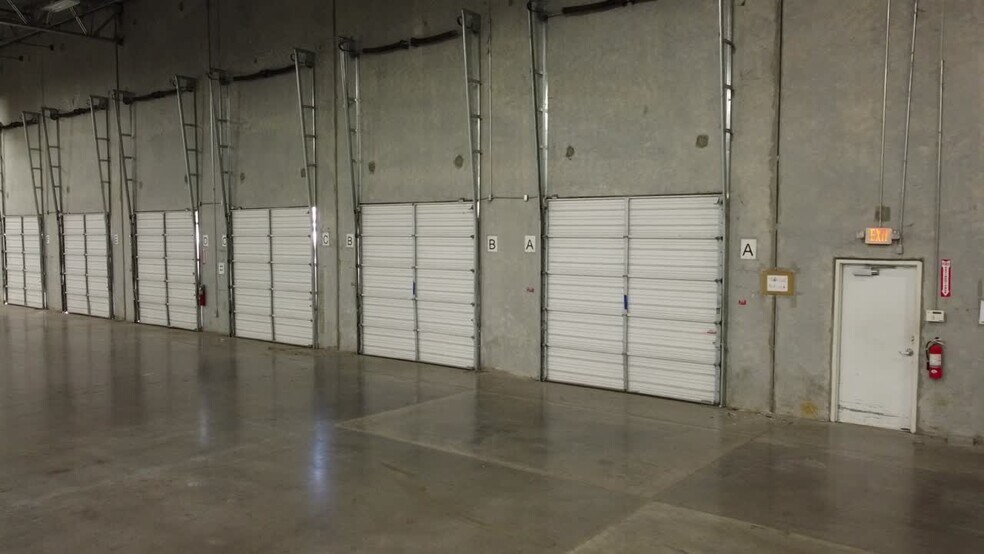 More Photos Of 5201 Catron Dr, Dallas Distribution For Lease