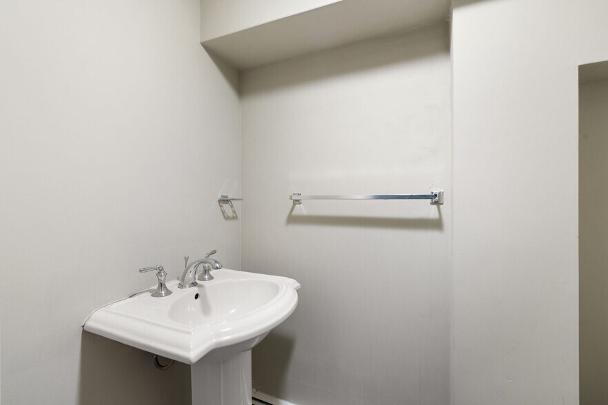 More Photos Of 149 Glenwood Ave, Staten Island Office Residential For Lease