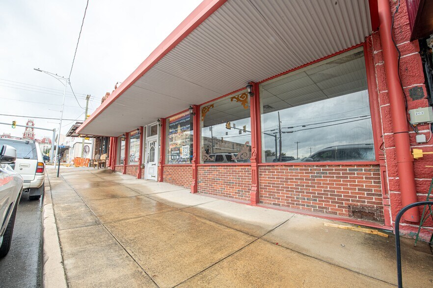 More Photos Of 203 N Main St, Weatherford Storefront Retail Office For Lease