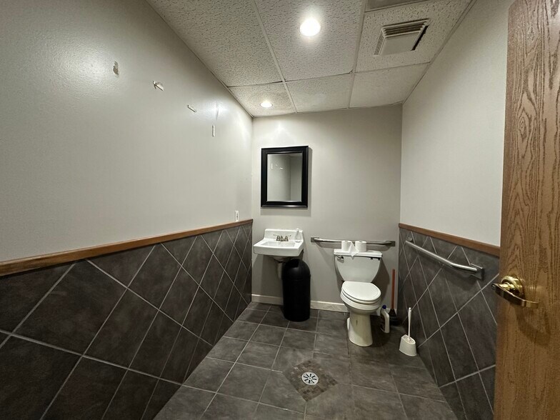 More Photos Of 769-771 N Madison St, Crown Point Service For Lease