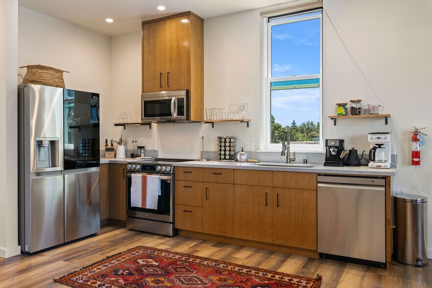 More Photos Of 302 N Main St, Lakeport Storefront For Sale