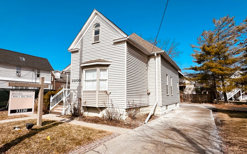 More Photos Of 33100 Grand River Ave, Farmington Office For Lease