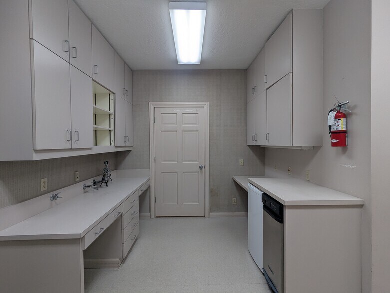 More Photos Of 3635 Eastex Fwy, Beaumont Office For Sale
