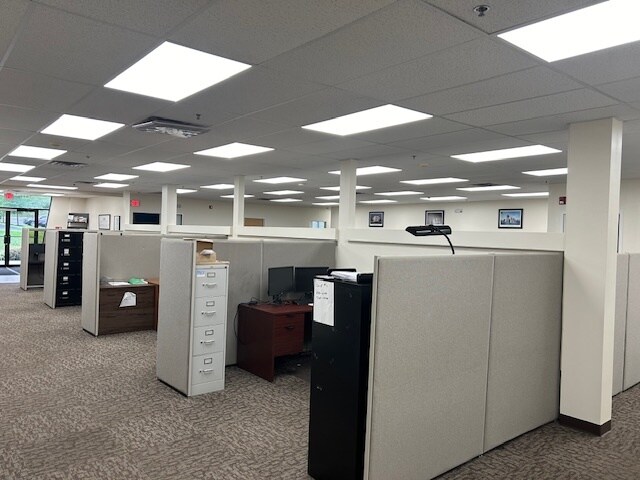 More Photos Of 470 Maryland Dr, Fort Washington Light Distribution For Lease