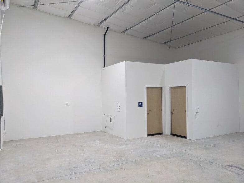 More Photos Of 35 W Owyhee Ave, Homedale Warehouse For Lease