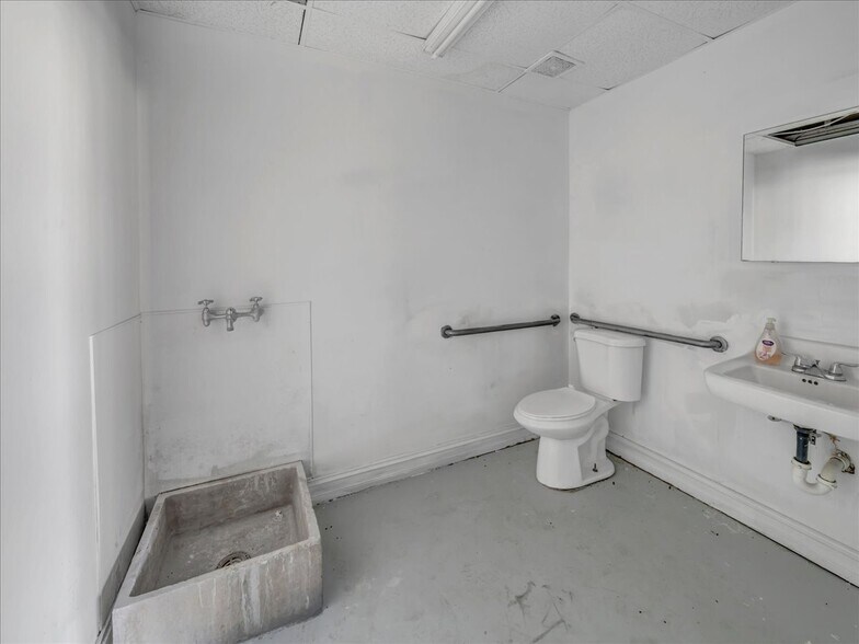 More Photos Of 19276 Hartford St, Edison Freestanding For Sale