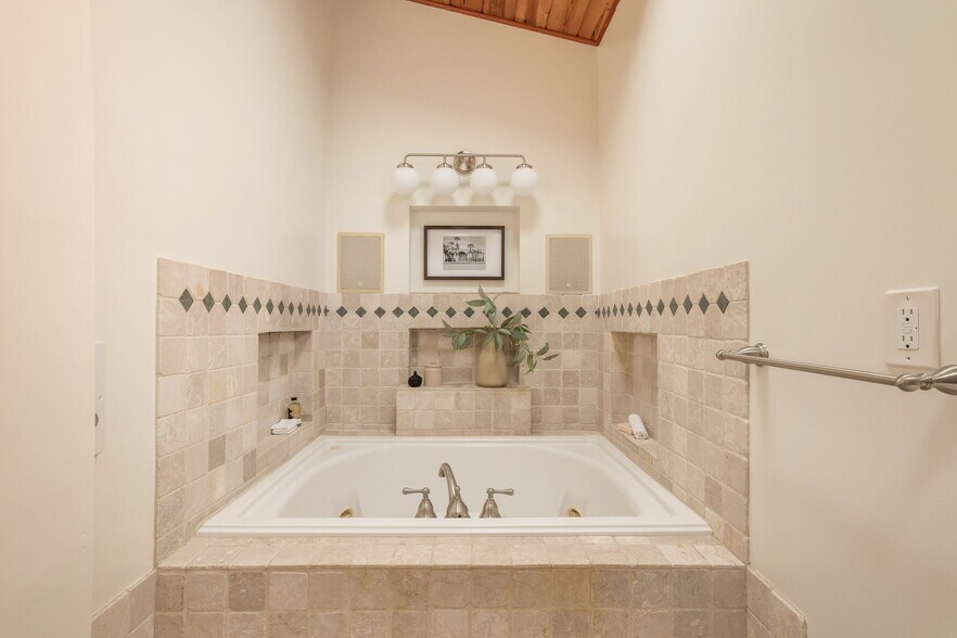 More Photos Of 16 Spinnaker St, Marina Del Rey Multifamily For Sale