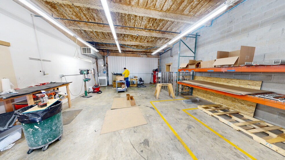 More Photos Of 555 N 13th St, Rogers Warehouse For Lease