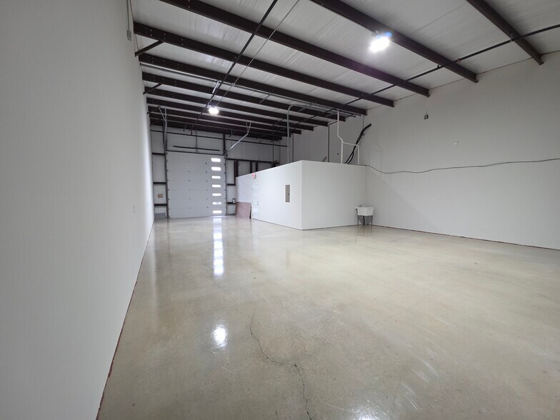More Photos Of 1304 Leander Dr, Leander Warehouse For Lease