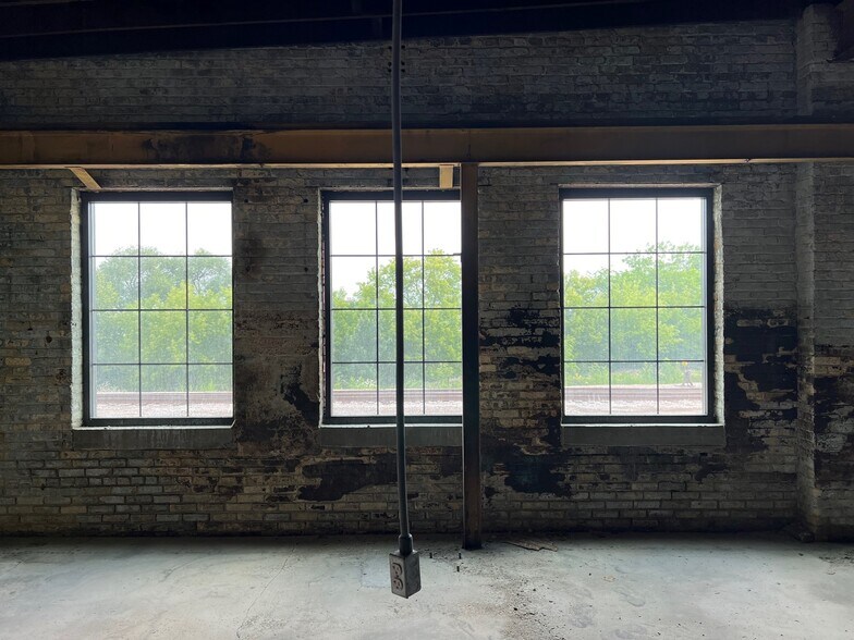 More Photos Of 3600 W Pierce St, Milwaukee Showroom For Lease