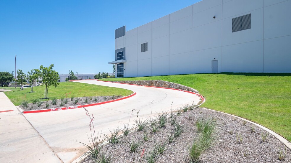 More Photos Of 3901 N Sylvania Ave, Fort Worth Warehouse For Lease