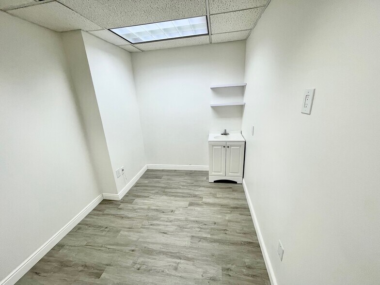 More Photos Of 1001 S Perry St, Castle Rock Medical For Sale