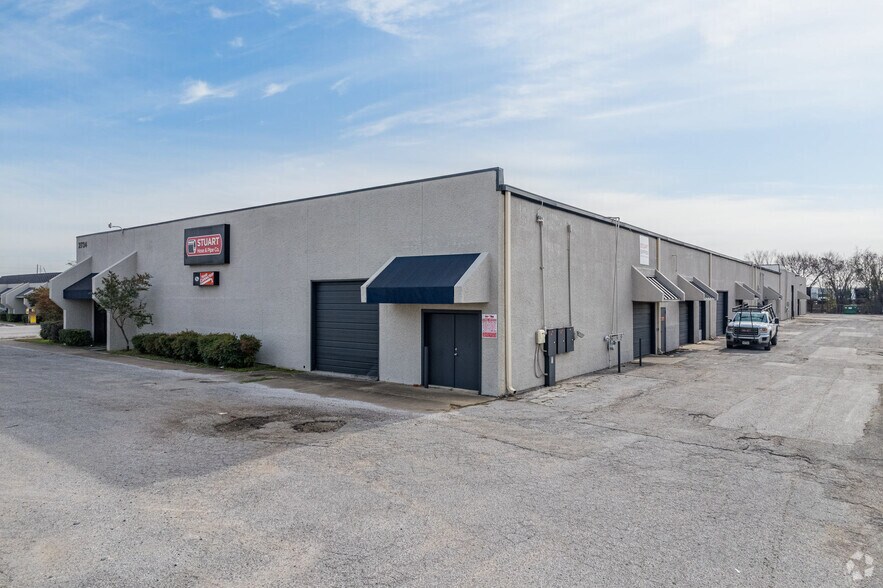 More Photos Of 2734 W Kingsley Rd, Garland Light Distribution For Lease