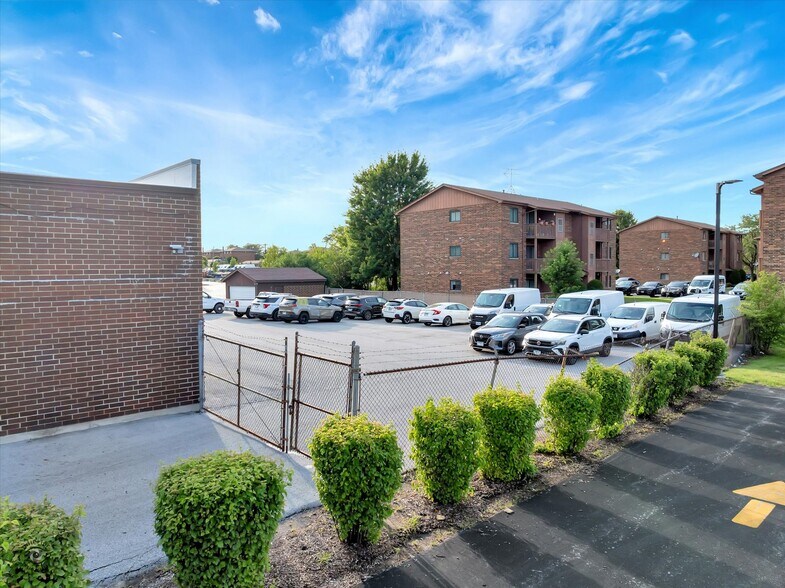 More Photos Of 5736-5740 159th St, Oak Forest Freestanding For Sale