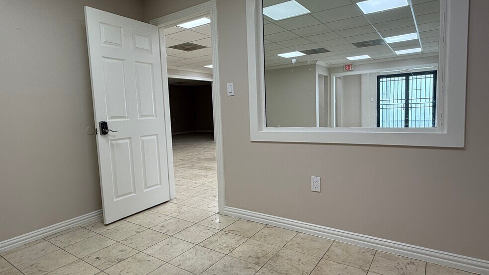 More Photos Of 5901 Schumacher Ln, Houston Office Residential For Lease