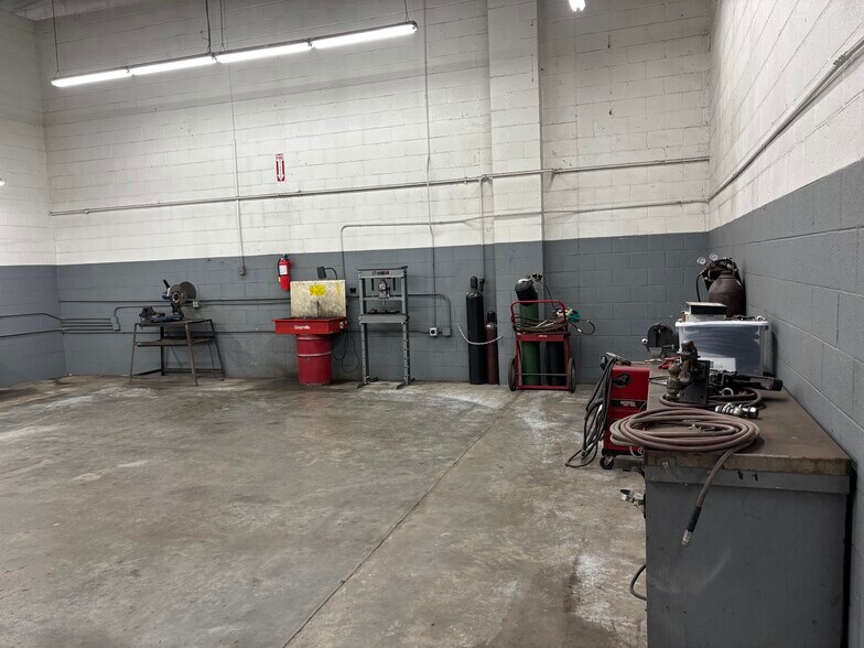 More Photos Of 4315 Taggart Creek Rd, Charlotte Warehouse For Sale