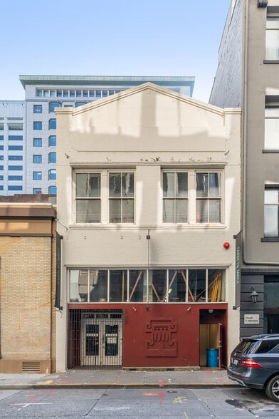 More Photos Of 525-527 Commercial St, San Francisco Restaurant For Lease