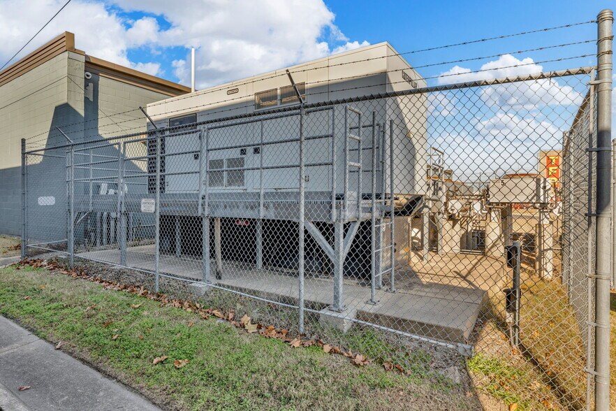 More Photos Of 400 SE Jefferson St, Topeka Flex For Sale