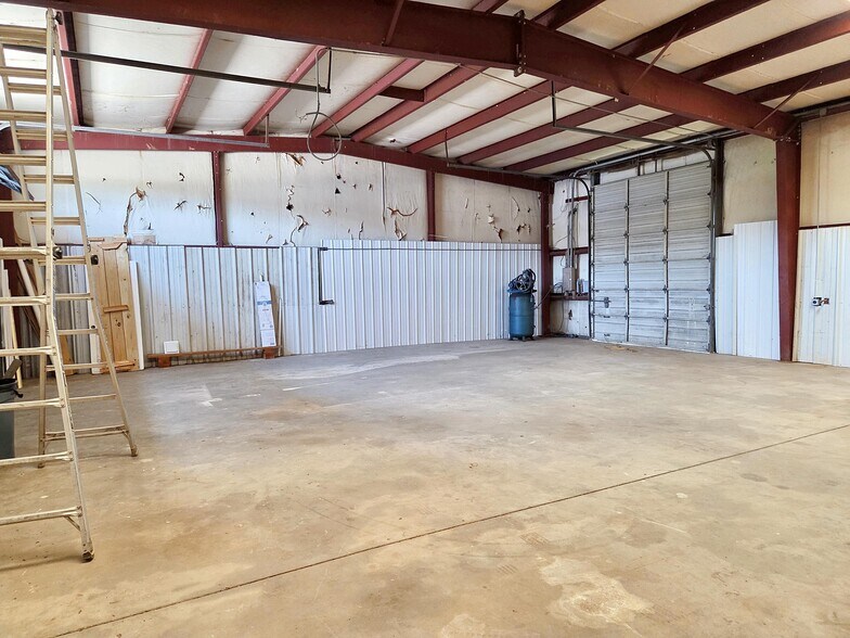 More Photos Of 33774 Highway 51, Wagoner Showroom For Lease