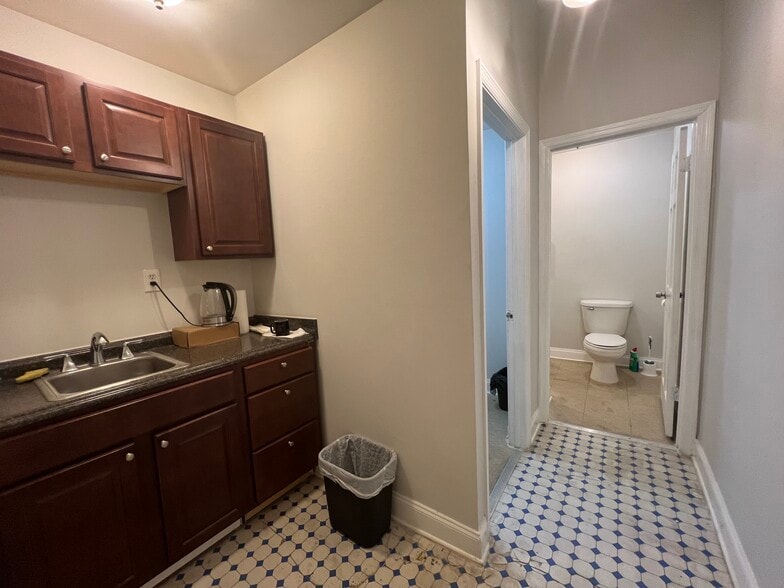 More Photos Of 320 East St, Memphis Office For Sale