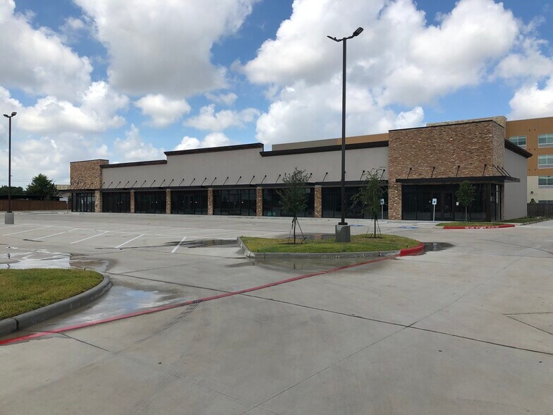 More Photos Of 6860 Southwest Fwy, Houston Storefront Retail Office For Lease