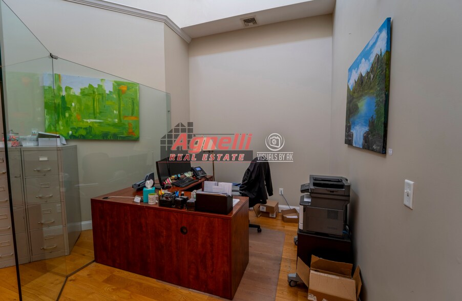 More Photos Of 30 Country Squire Dr, Cromwell Medical For Sale