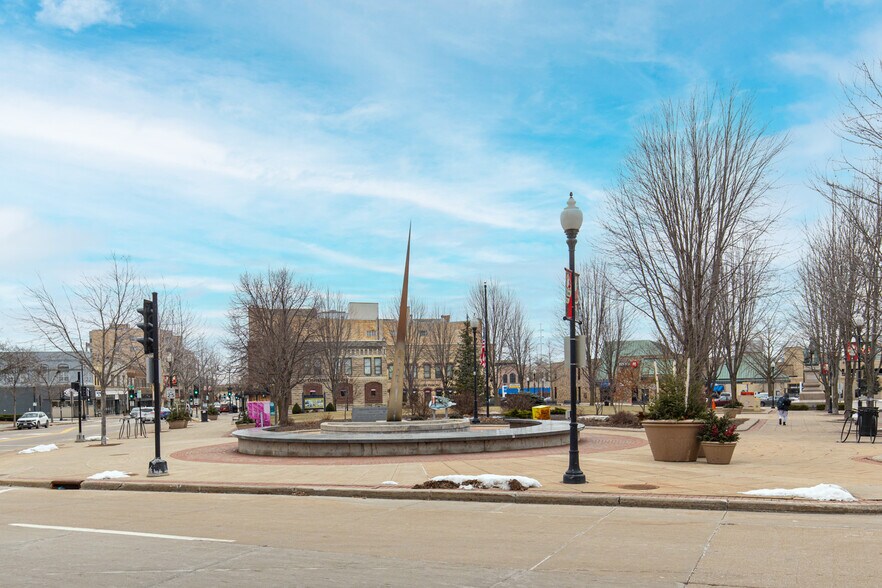 More Photos Of 401 N Main St, Oshkosh Bar For Sale