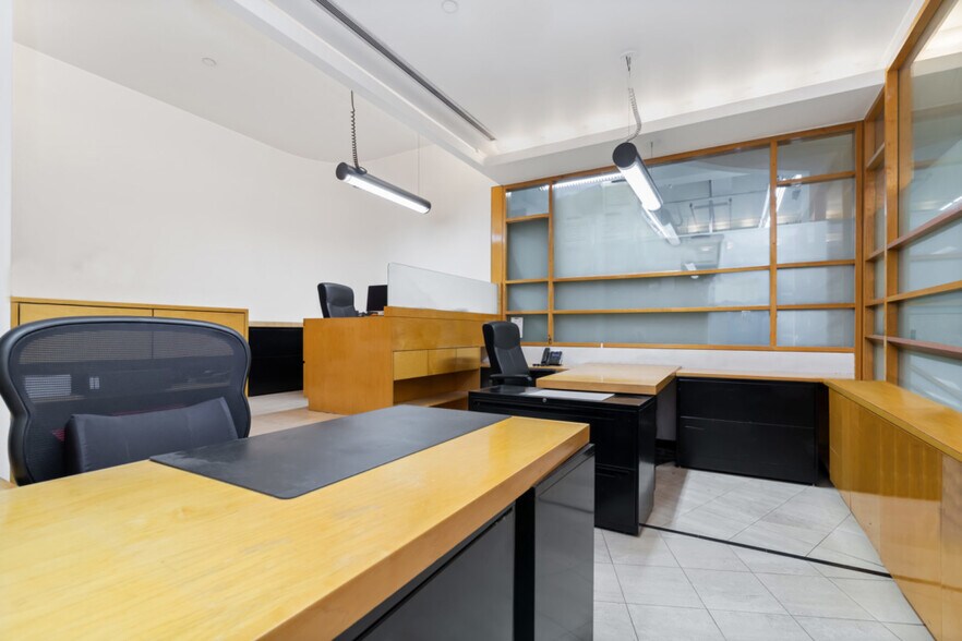 More Photos Of 131 W 35th St, New York Office For Sale