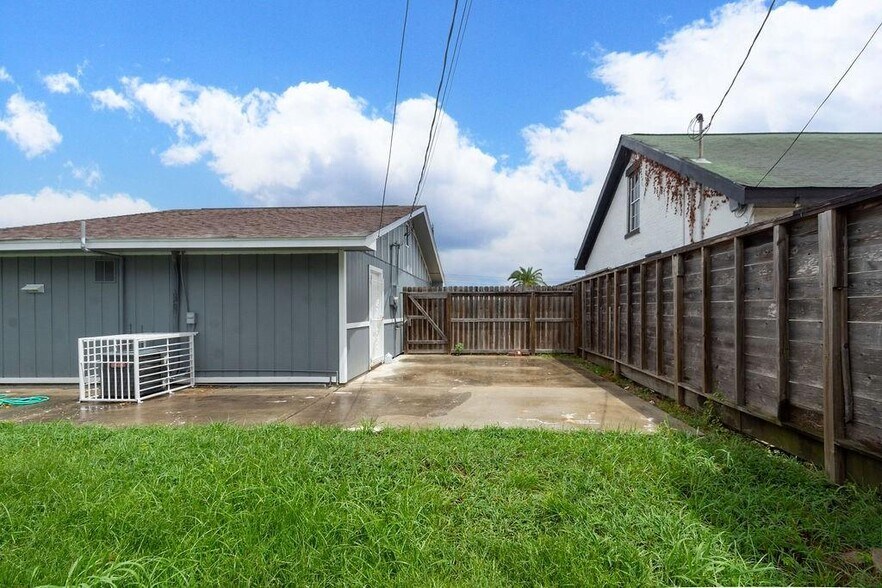 More Photos Of 2809 Market St, Baytown Office Residential For Lease