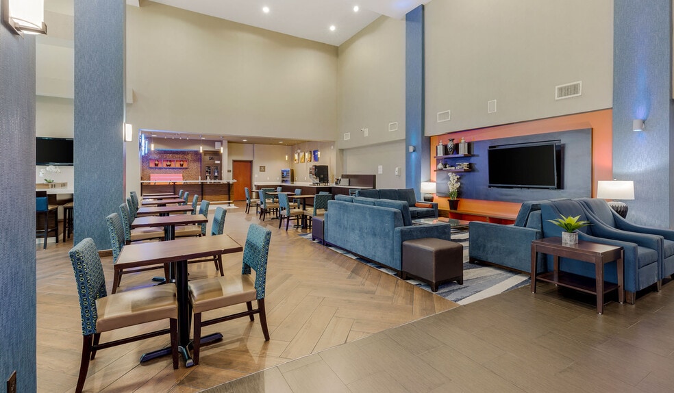 More Photos Of 810 Interstate 35 N, Waco Hotel For Sale