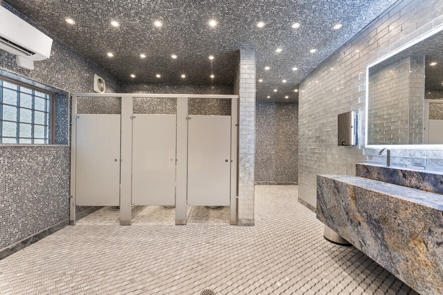 More Photos Of 1400 S Gribble St, Sherman Flex For Sale