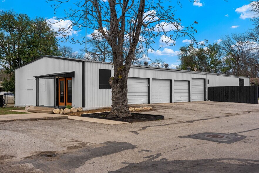 More Photos Of 2610 Memorial Blvd, Kerrville Industrial For Sale