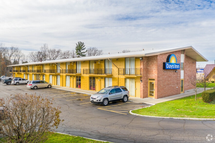 Primary Photo Of 1300 Youngstown Warren Rd, Niles Hotel For Sale