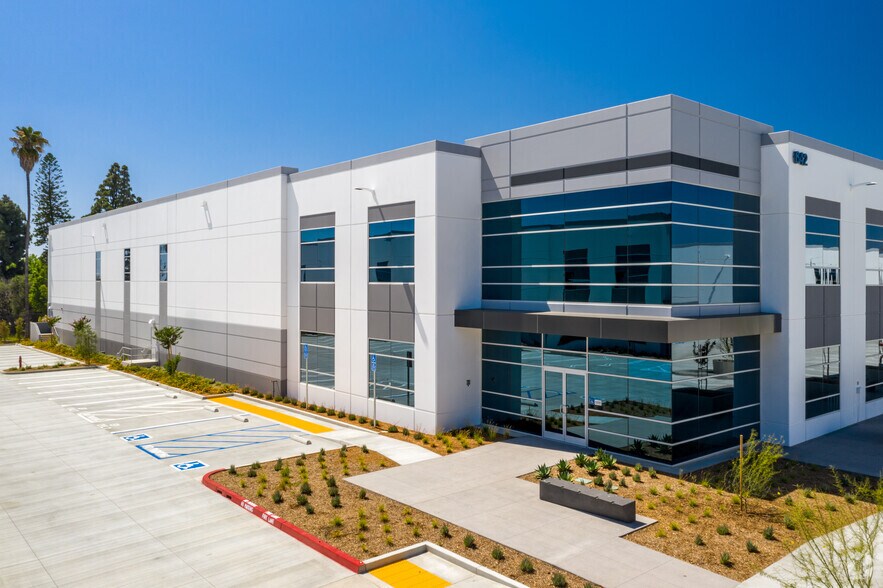 More Photos Of 650 E Dyer Rd, Santa Ana Warehouse For Lease