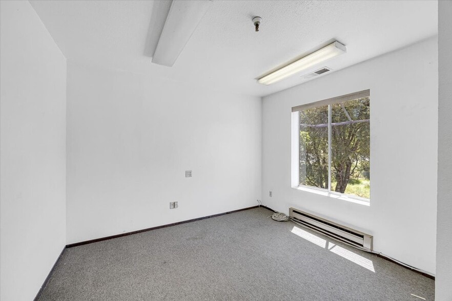 More Photos Of 20833 Mechanical Dr, Sonora Warehouse For Lease