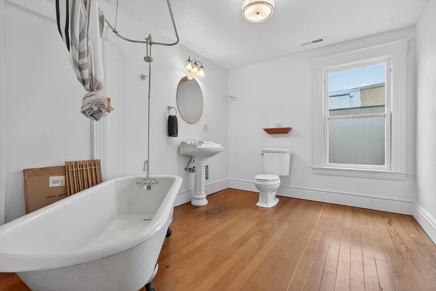 More Photos Of 317 NE Sacramento St, Portland Office For Sale