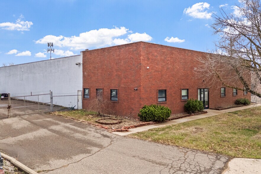 More Photos Of 24400 Capitol St, Redford Township Manufacturing For Sale