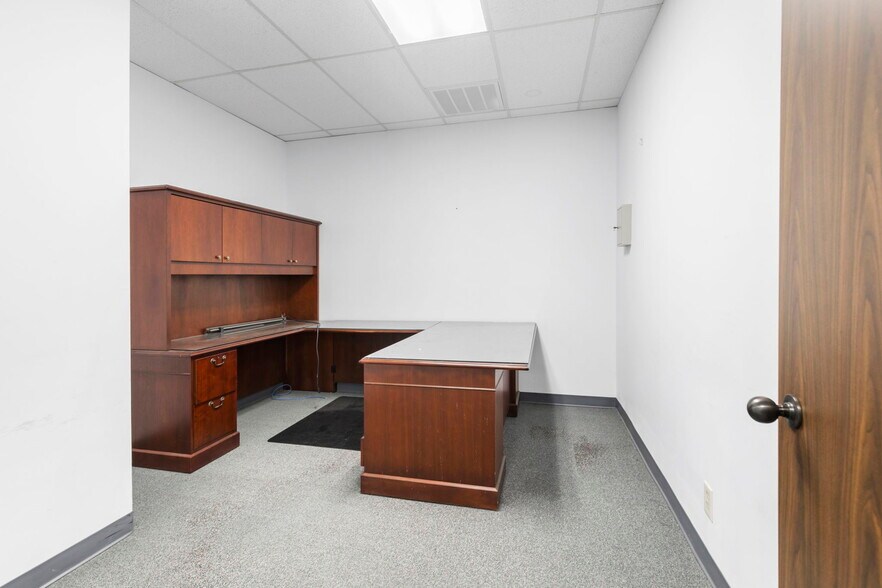 More Photos Of 17510 Red Oak Dr, Houston Office For Sale