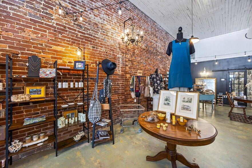 More Photos Of 107 W Commercial Ave, Monterey Office For Sale