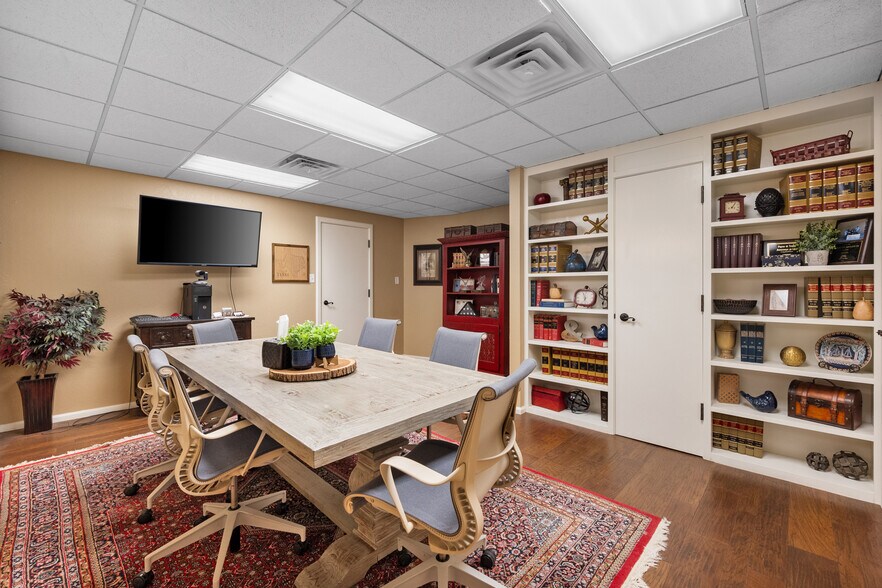 More Photos Of 2529 74th St, Lubbock Office For Sale