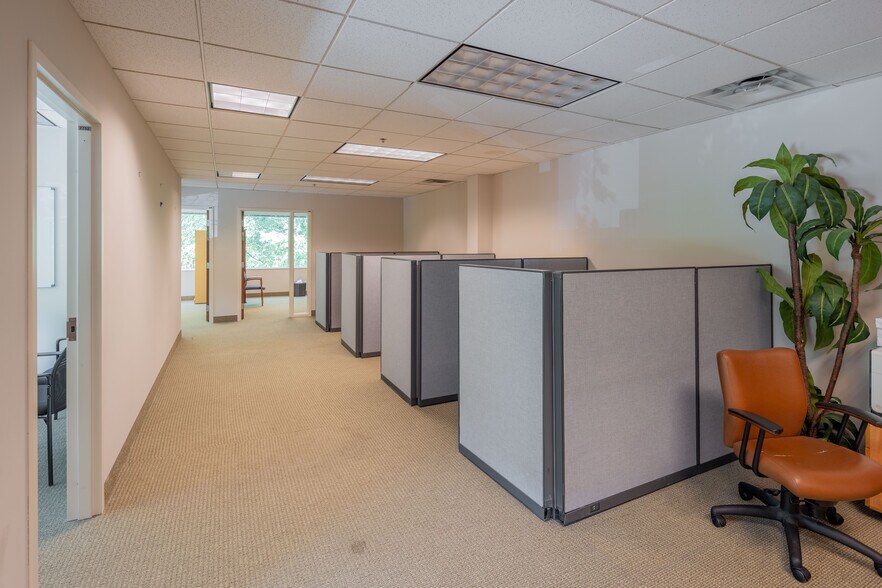 More Photos Of 7100 E Pleasant Valley Rd, Independence Office For Lease